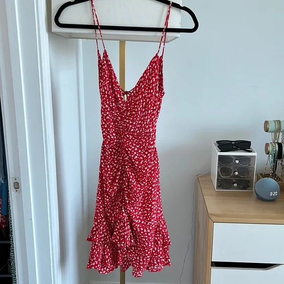 open lace back dress Shop Zara Clothing and Dresses at SilkRoll. Trade with us!